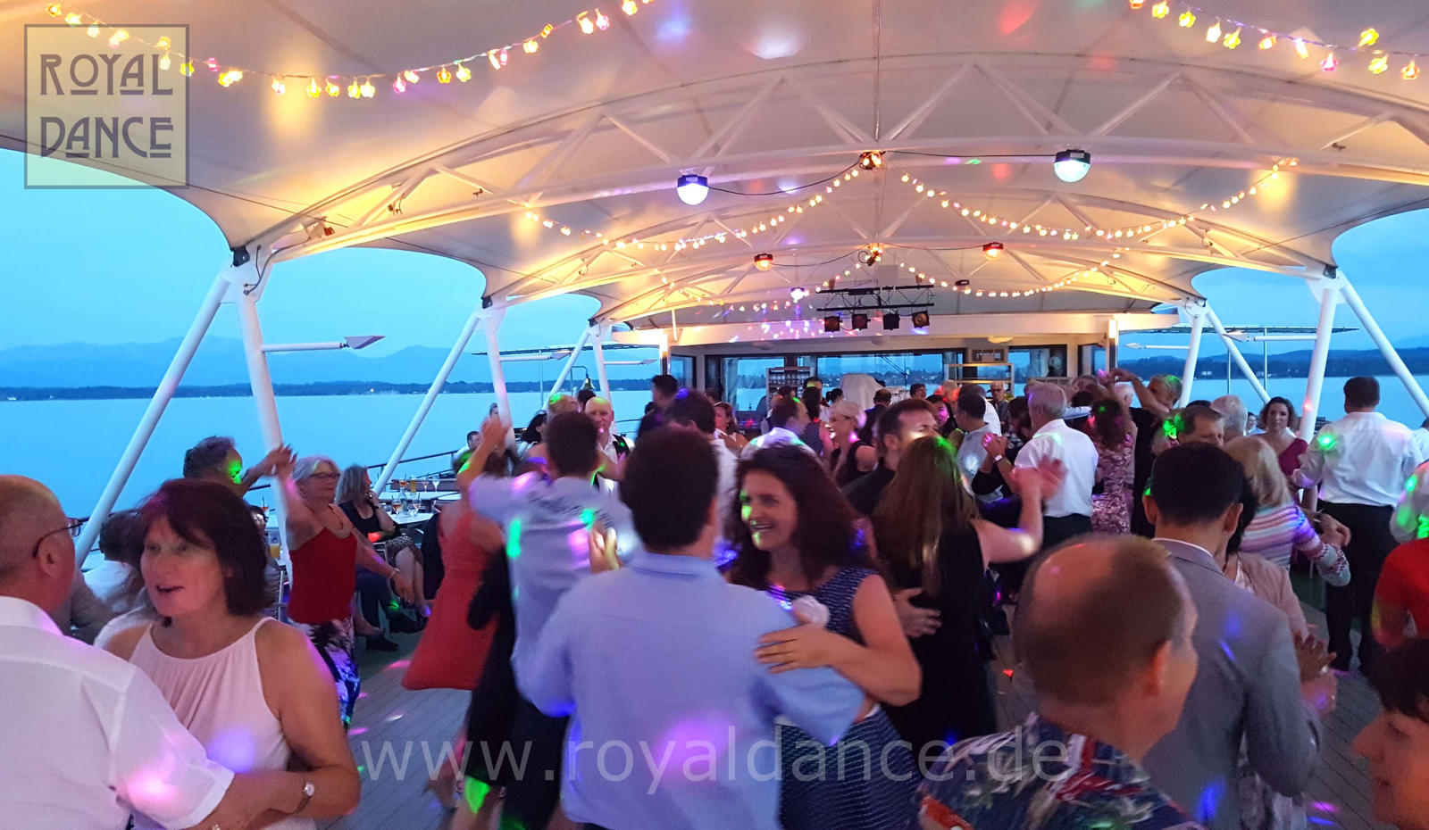 Tanzparty an Deck des Sommernachtsballs von ROYALDANCE